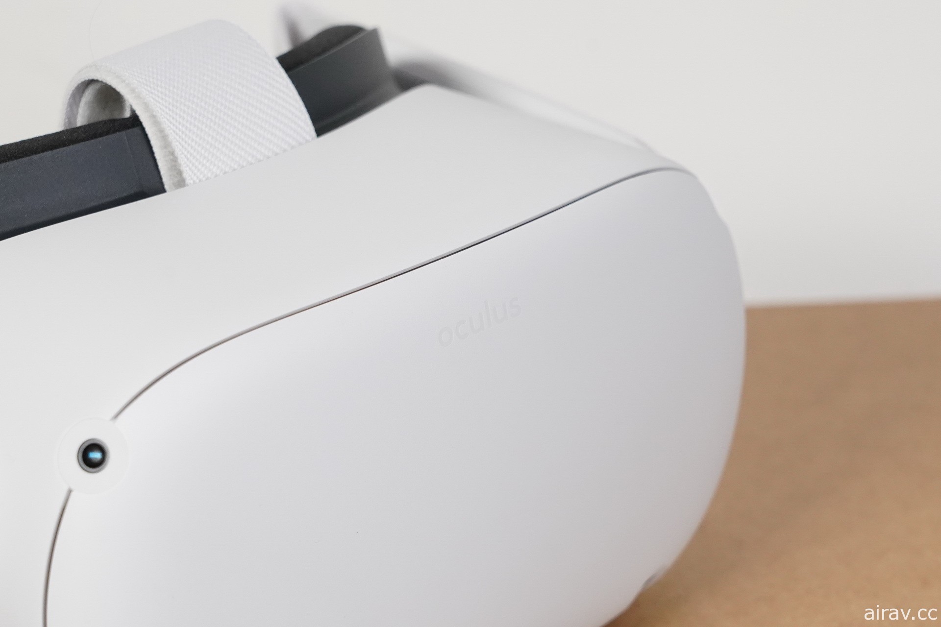 【开箱】新一代 VR 头戴式装置 Oculus Quest 2 发售 一探白色设计新主机和控制器样貌