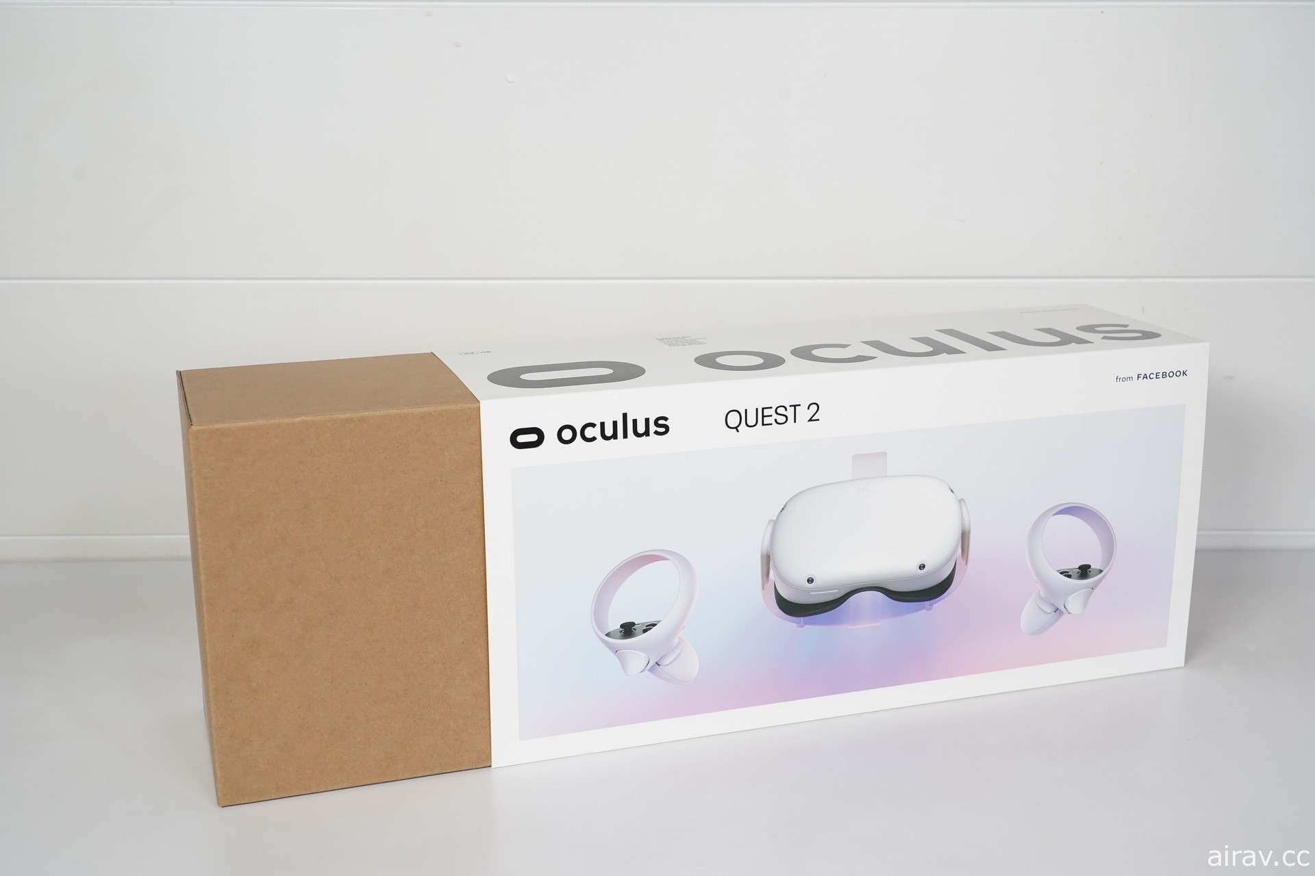 【开箱】新一代 VR 头戴式装置 Oculus Quest 2 发售 一探白色设计新主机和控制器样貌