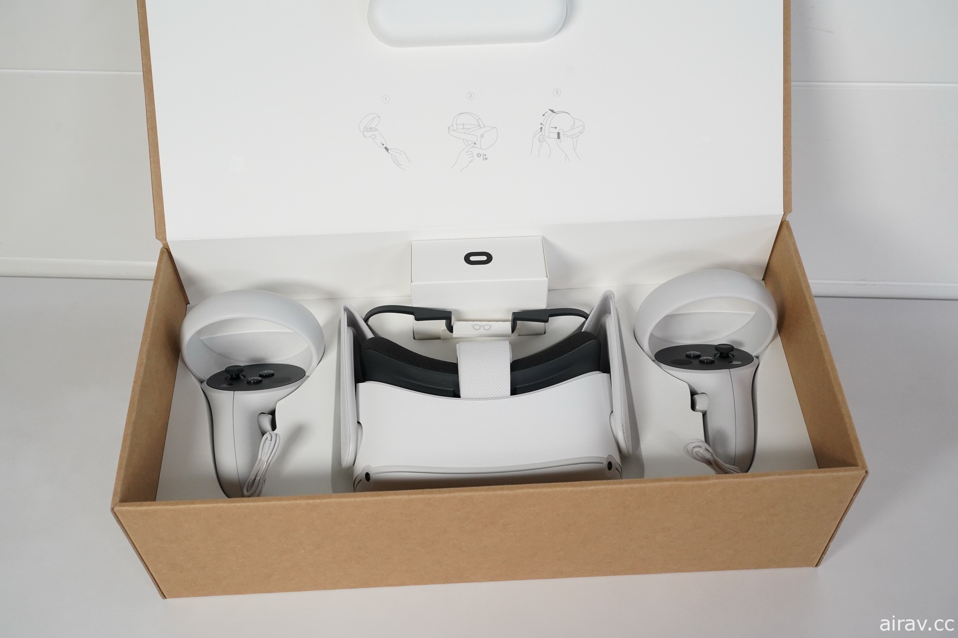 【開箱】新一代 VR 頭戴式裝置 Oculus Quest 2 發售 一探白色設計新主機和控制器樣貌