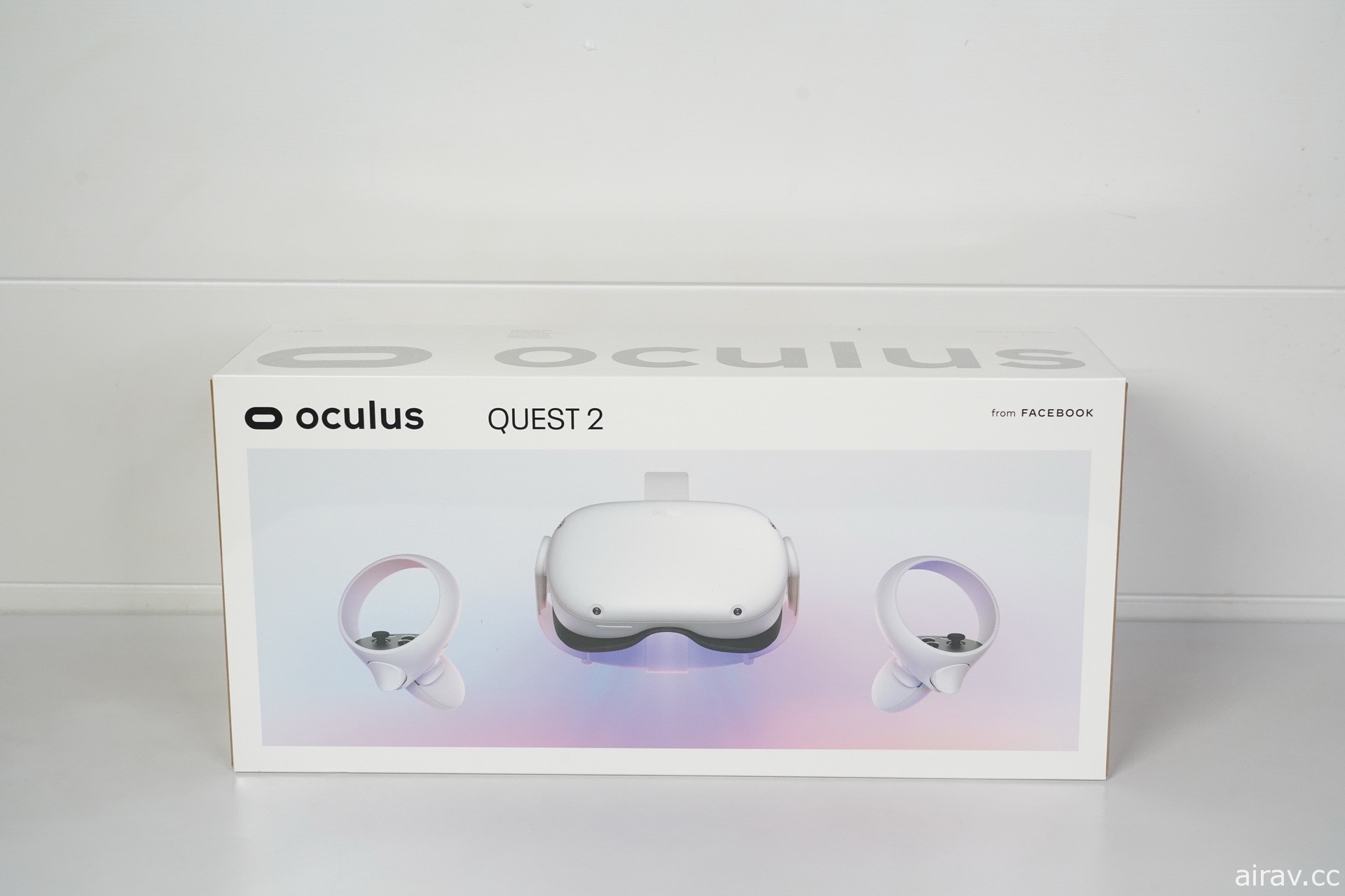 【開箱】新一代 VR 頭戴式裝置 Oculus Quest 2 發售 一探白色設計新主機和控制器樣貌