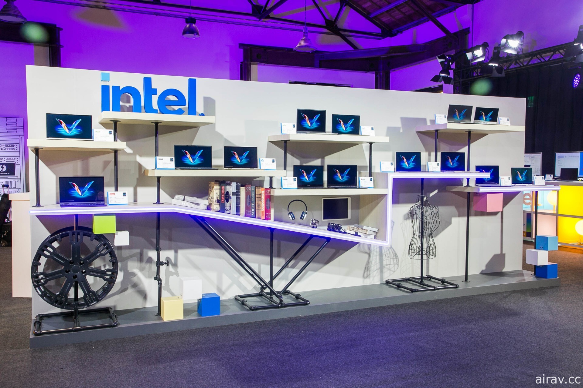 英特爾集結多款 Intel Evo 平台筆電進行展示 強調通過認證機種將讓使用者有優異體驗