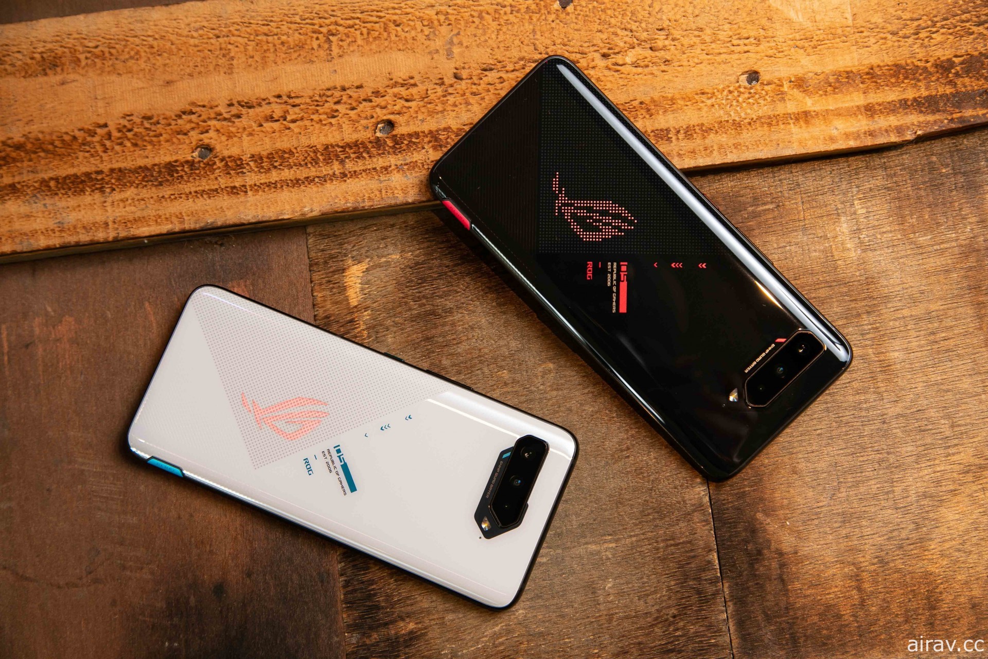 ROG 玩家共和国线上发表电竞手机 ROG Phone 5 及多款配件 强调满足重度玩家需求