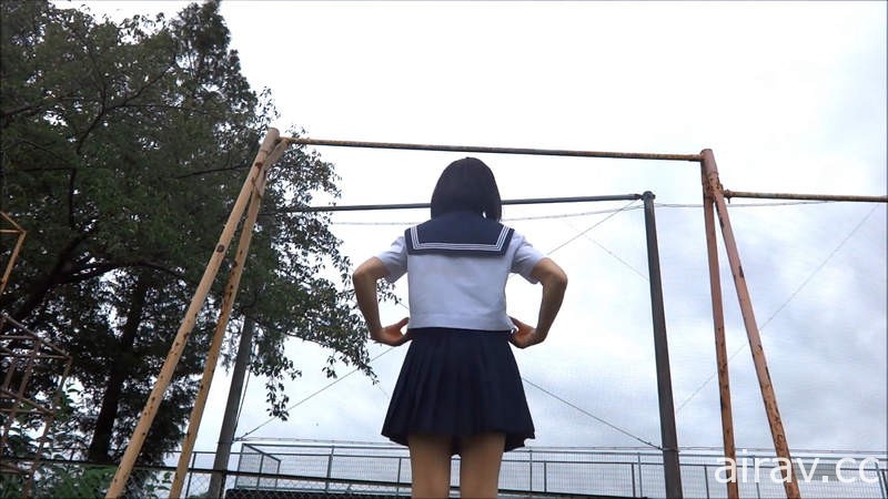 公園少女《水手服拉單槓》能一下二上這種真的很強，我一下都拉不起來QQ