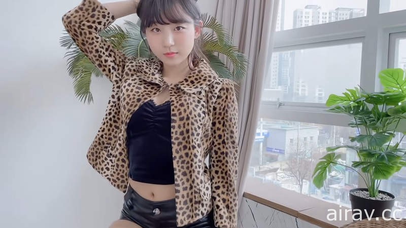 换衣服系youtuber《Lookbook》pyoapple挑战妈妈衣橱里的性感服饰