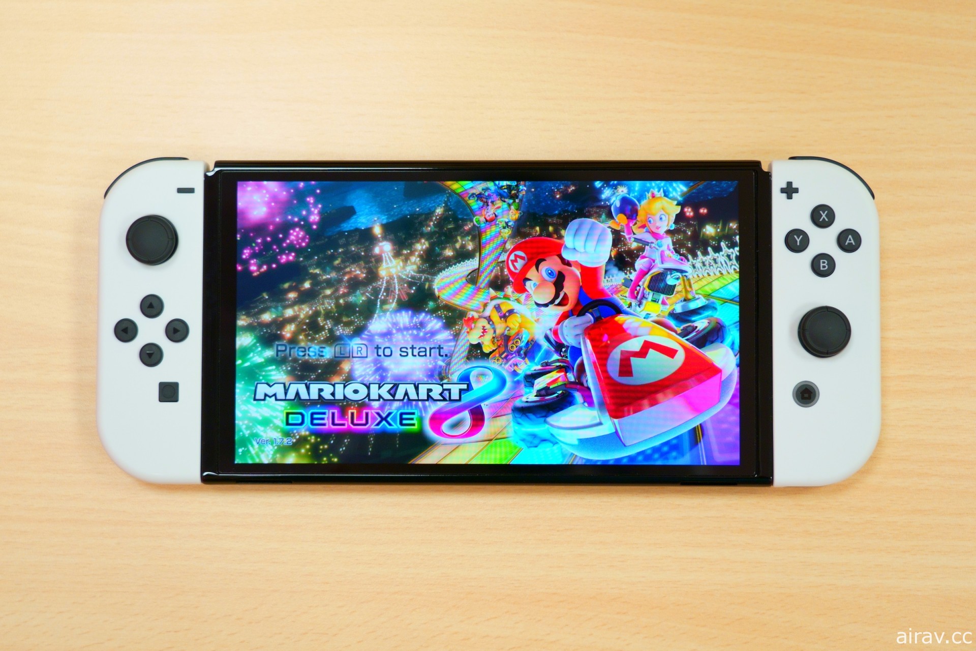 新型 Nintendo Switch OLED 主機搶先開箱報導 大幅提升攜帶遊玩體驗的正統進化