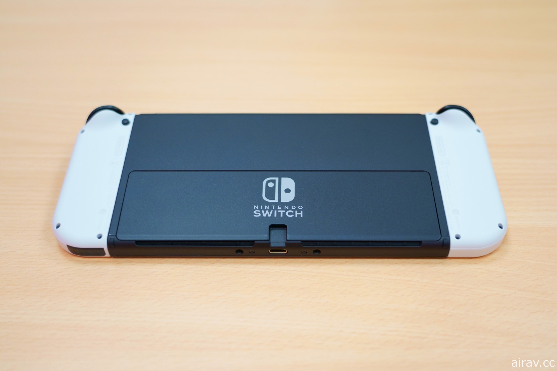 新型 Nintendo Switch OLED 主機搶先開箱報導 大幅提升攜帶遊玩體驗的正統進化