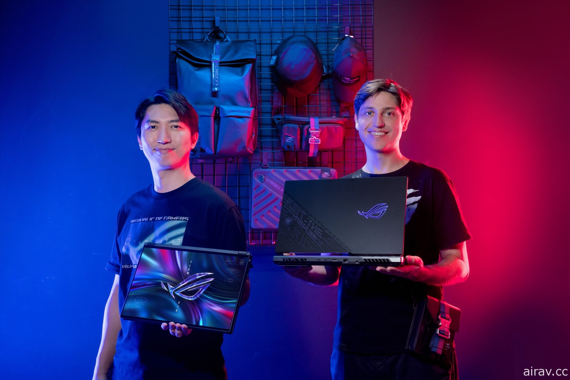 ROG 公開首款採隱形噴墨、照射才顯現電馭文的新筆電 Strix SCAR 17 SE 與電競配件